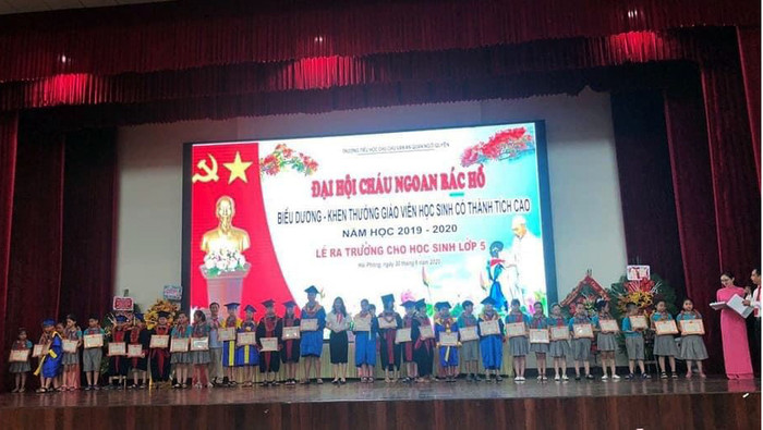 Trường Tiểu học Chu Văn An biểu dương, khen thưởng các em học sinh có thành tích cao trong năm học 2019-2020 (Ảnh: Lã Tiến)