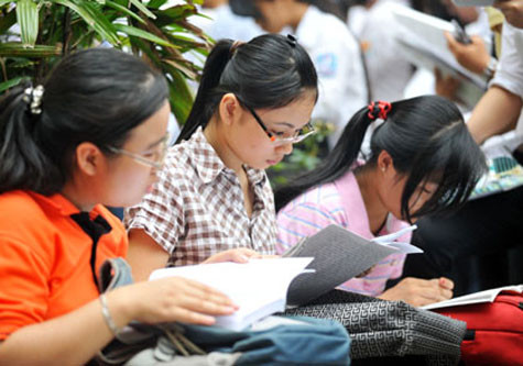 Thí sinh tìm hiểu thông tin cần thiết về tuyển sinh. Ảnh: Nhật Nam Thí sinh tìm hiểu thông tin cần thiết về tuyển sinh. Ảnh: Nhật Nam