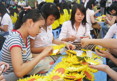 SV TP.HCM tham gia ngày hội Hoa hướng dương năm 2011 tại Nhà văn hóa Thanh niên, quyên góp ủng hộ trẻ em bị bệnh ung thư. Ảnh: K.HUY SV TP.HCM tham gia ngày hội Hoa hướng dương năm 2011 tại Nhà văn hóa Thanh niên, quyên góp ủng hộ trẻ em bị bệnh ung thư. Ảnh: K.HUY