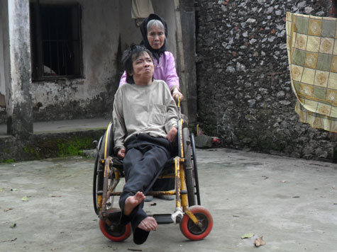 Cụ Nguyễn Thị Trò, ở xã Liên Sơn, huyện Kim Bảng, Hà Nam cùng người con tật nguyền Cụ Nguyễn Thị Trò, ở xã Liên Sơn, huyện Kim Bảng, Hà Nam cùng người con tật nguyền