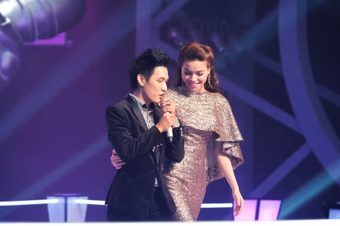 Các thành viên trong đội đều tỏ ra tiếc nuối khi phải chia tay một người bạn thân thiết gắn bó trong ngôi nhà của đội Hà Hồ.