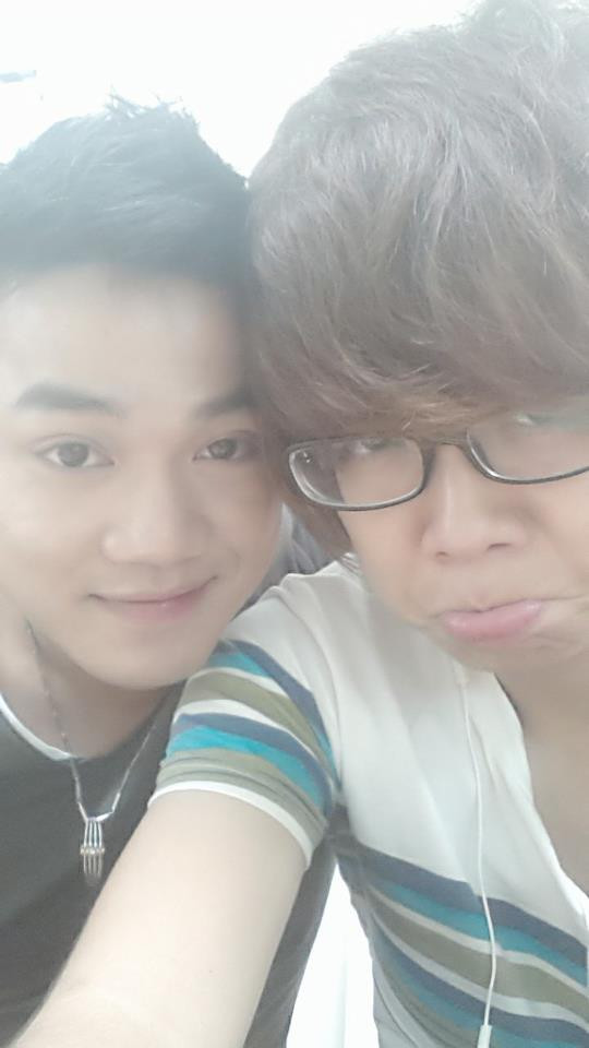 Từng là bạn bè anh em ngoài đời, và lại gặp nhau tại The Voice 2012, cùng ở chung một đội với nữ HLV xinh đẹp Hà Hồ. Hai anh chàng hotboy Hà Thành lại được chọn là cặp đấu của nhau và rồi kẻ ở người đi để gây bao tranh cãi... Nhưng cuối cùng họ đã mang lại cho người hâm mộ ấn tượng tốt đẹp về tình cảm anh em bạn bè sau một đêm diễn thành công của Hồng Dương và Anh Tuấn tối 29/8.