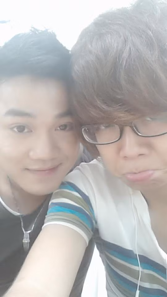 Từng là bạn bè anh em ngoài đời, và lại gặp nhau tại The Voice 2012, cùng ở chung một đội với nữ HLV xinh đẹp Hà Hồ. Hai anh chàng hotboy Hà Thành lại được chọn là cặp đấu của nhau và rồi kẻ ở người đi để gây bao tranh cãi... Nhưng cuối cùng họ đã mang lại cho người hâm mộ ấn tượng tốt đẹp về tình cảm anh em bạn bè sau một đêm diễn thành công của Hồng Dương và Anh Tuấn tối 29/8.