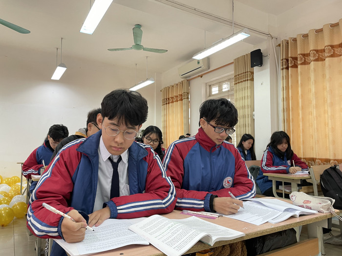 Em Nguyễn Minh Tường (bên trái) đoạt giải Nhất môn Sử kỳ thi chọn học sinh giỏi quốc gia năm học 2023-2024 (Ảnh: LA) Em Nguyễn Minh Tường (bên trái) đoạt giải Nhất môn Sử kỳ thi chọn học sinh giỏi quốc gia năm học 2023-2024 (Ảnh: LA)