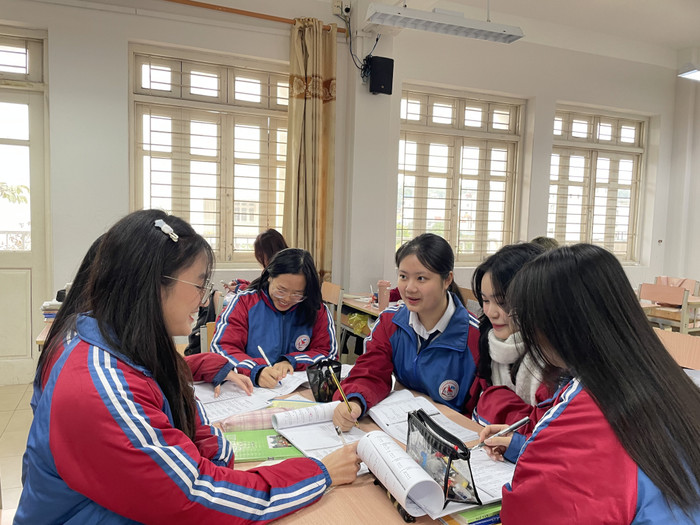 Em Đỗ Hà Linh (thứ 3 từ phải sang - học sinh lớp 12 chuyên tiếng Trung - Trường Trung học phổ thông chuyên Hạ Long, Quảng Ninh) là nữ sinh đã xuất sắc giành giải Nhất môn tiếng Trung trong kỳ thi học sinh giỏi quốc gia năm học 2023-2024 và đồng thời cũng là thủ khoa toàn quốc môn thi này với 17,350 điểm do-ha-linh-1-7627.jpeg