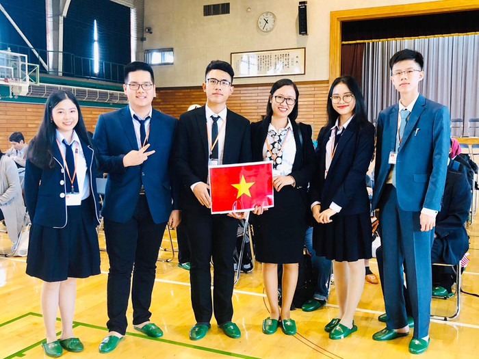 Cô giáo Trần Thị Thu Hà (thứ 3 từ phải sang) dẫn đoàn học sinh giỏi của Quảng Ninh sang dự hội nghị về sóng thần tại Nhật Bản. (Ảnh: Nhân vật cung cấp)