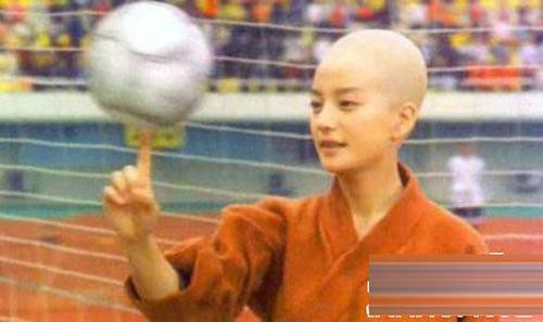 Hình ảnh Triệu Vy đầu trọc trong bộ phim “Đội bóng thiếu lâm” khiến khán giả không thể nào quên. Triệu Vy chấp nhận vào vai một ni cô nhưng không đồng ý xuống tóc nên đành phải nhờ đến hóa trang. Hình ảnh Triệu Vy đầu trọc trong bộ phim “Đội bóng thiếu lâm” khiến khán giả không thể nào quên. Triệu Vy chấp nhận vào vai một ni cô nhưng không đồng ý xuống tóc nên đành phải nhờ đến hóa trang.