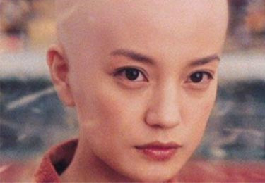 Đội lớp da đầu giả chùm bên ngoài, nhưng đầu cô vốn đã to nên khi hóa trang xong nhìn cô có vẻ dễ sợ hơn, một ni cô đầu to và hai đôi mắt trố nhìn không khác gì người Hỏa tinh. Đội lớp da đầu giả chùm bên ngoài, nhưng đầu cô vốn đã to nên khi hóa trang xong nhìn cô có vẻ dễ sợ hơn, một ni cô đầu to và hai đôi mắt trố nhìn không khác gì người Hỏa tinh.