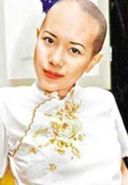 Vài năm trước, Mạc Văn Úy cũng từng là người đẹp trọc đầu, cô cho biết “cũng chỉ vì vui nên cạo đầu chơi. Cạo trọc đầu, chụp ảnh đều do tôi tự nguyện muốn thử cho biết”. Vài năm trước, Mạc Văn Úy cũng từng là người đẹp trọc đầu, cô cho biết “cũng chỉ vì vui nên cạo đầu chơi. Cạo trọc đầu, chụp ảnh đều do tôi tự nguyện muốn thử cho biết”.