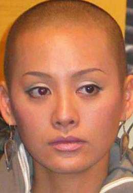 Ninh Tĩnh thể hiện một hình tượng nhân vật mới tinh – cạo trọc đầu trong bộ phim “Bạch Ngân Cốc”. Mới đầu mái đầu trọc lốc của cô thu hút rất nhiều ánh nhìn hiều kỳ lần nghi ngại, nhiều người hoài nghi Ninh Tĩnh chắc gặp chuyện gì nên mới cạo đầu vậy, nhưng cô cho biết cô làm vậy thấy dễ chịu, mát mẻ hơn chứ không có liên quan đến chuyện gì khác. Ninh Tĩnh thể hiện một hình tượng nhân vật mới tinh – cạo trọc đầu trong bộ phim “Bạch Ngân Cốc”. Mới đầu mái đầu trọc lốc của cô thu hút rất nhiều ánh nhìn hiều kỳ lần nghi ngại, nhiều người hoài nghi Ninh Tĩnh chắc gặp chuyện gì nên mới cạo đầu vậy, nhưng cô cho biết cô làm vậy thấy dễ chịu, mát mẻ hơn chứ không có liên quan đến chuyện gì khác.