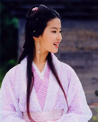 Có thể nói, Vương Ngữ Yên chính là vai diễn đầu tiên khiến khán giả biết và nhớ tới một "công chúa pha lê" hay "mỹ nhân cổ trang" Lưu Diệc Phi. Lần đầu gặp cô, nhà văn Kim Dung đã ký lên cuốn Thiên long bát bộ mà cô mang tới: “Cô Diệc Phi, chỉ sau khi xem nhân vật Vương Ngữ Yên mà cô thể hiện, độc giả mới biết Kim Dung không hề nói quá”. Và Lưu Diệc Phi cũng "dính" cái danh xưng "Thần tiên tỷ tỷ" từ vai diễn cổ trang đầu đời này.