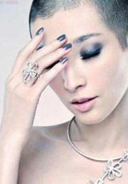 Ngô Bội Từ xuống tóc để chụp cho trang bìa một tạp chí, hình ảnh khiến nhiều người hâm mộ cảm thấy rất phấn khích và khen ngợi, đa số cho rằng Ngô Bội Tù cạo trọc nhìn vẫn rất gợi cảm và nữ tính. Ngô Bội Từ xuống tóc để chụp cho trang bìa một tạp chí, hình ảnh khiến nhiều người hâm mộ cảm thấy rất phấn khích và khen ngợi, đa số cho rằng Ngô Bội Tù cạo trọc nhìn vẫn rất gợi cảm và nữ tính.