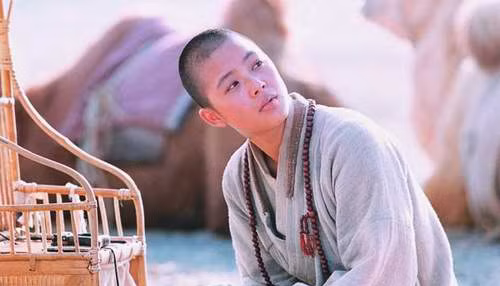 Năm 2002, Chu Vận hy sinh mái tóc của mình để vào vai tiểu hòa thượng Giác Huệ trong phim “Thiên địa anh hùng”, dù vai diễn của cô là một vai phụ nhỏ nhưng cô đã thể hiện tròn vai diễn của mình và gây ấn tượng với người xem, nhất là trong hình tượng một ni cô trọc đầu nhưng giàu tình yêu thương với người tình Mỹ Văn trong phim. Năm 2002, Chu Vận hy sinh mái tóc của mình để vào vai tiểu hòa thượng Giác Huệ trong phim “Thiên địa anh hùng”, dù vai diễn của cô là một vai phụ nhỏ nhưng cô đã thể hiện tròn vai diễn của mình và gây ấn tượng với người xem, nhất là trong hình tượng một ni cô trọc đầu nhưng giàu tình yêu thương với người tình Mỹ Văn trong phim.