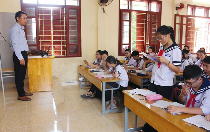 Thầy giáo Bùi Thế Anh luôn tích cực đổi mới phương pháp dạy học. (Ảnh: Lã Tiến)