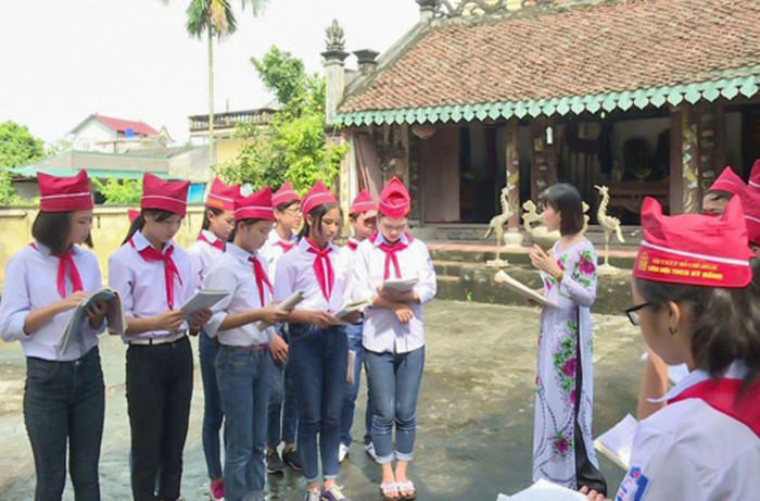 Cô giáo Phạm Hồng Lê truyền lửa cho học sinh học môn Lịch sử tại khu di tích (Ảnh: Nhân vật cung cấp) Cô giáo Phạm Hồng Lê truyền lửa cho học sinh học môn Lịch sử tại khu di tích (Ảnh: Nhân vật cung cấp)