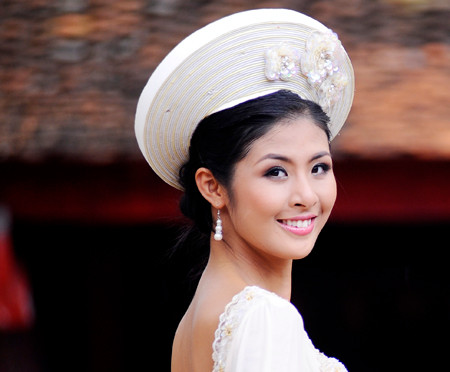 Hình dáng hoa tai có thể thay đổi, nhưng màu sắc thì không. Màu trắng xuất hiện khi hoa hậu diện trang phục truyền thống Hình dáng hoa tai có thể thay đổi, nhưng màu sắc thì không. Màu trắng xuất hiện khi hoa hậu diện trang phục truyền thống