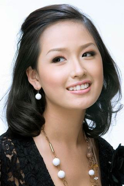 Những viên bi trắng khiến đôi tai hoa hậu thêm xinh. Những viên bi trắng khiến đôi tai hoa hậu thêm xinh.