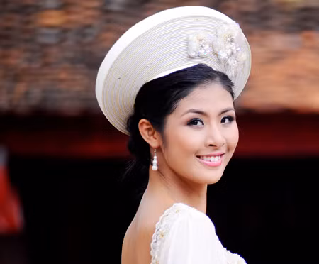 Hình dáng hoa tai có thể thay đổi, nhưng màu sắc thì không. Màu trắng xuất hiện khi hoa hậu diện trang phục truyền thống