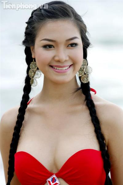 Trong khi đó, hoa hậu kế nhiêm năm 2008 Thùy Dung lại kết style hoa tai to bản, có hoa văn. Trong khi đó, hoa hậu kế nhiêm năm 2008 Thùy Dung lại kết style hoa tai to bản, có hoa văn.