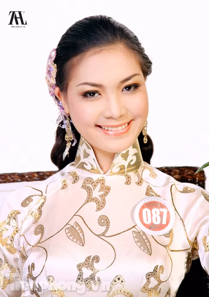 Khi diện áo dài truyền thống dân tộc ....