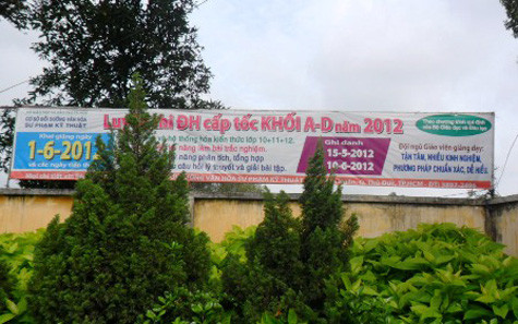 Dù các lò luyện thi tung nhiều chiêu để hút học sinh... Dù các lò luyện thi tung nhiều chiêu để hút học sinh...