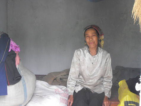 Bà Tí trên chiếc dường tồi tàn đơn sơ. Bà Tí trên chiếc dường tồi tàn đơn sơ.