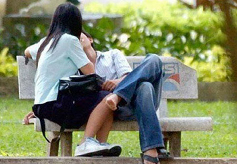 Đôi trẻ rủ nhau vào công viên “khám phá” tình yêu. (Ảnh vietbao) Đôi trẻ rủ nhau vào công viên “khám phá” tình yêu. (Ảnh vietbao)
