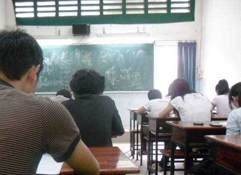 Một lớp học ôn Lý tại trung tâm luyện thi Đại học Nông Lâm TPHCM. Một lớp học ôn Lý tại trung tâm luyện thi Đại học Nông Lâm TPHCM.