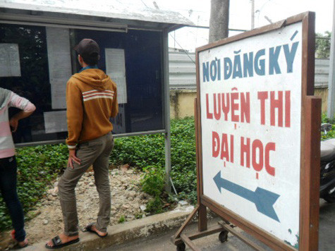 ... nhưng số lượng sĩ tử đăng ký ít hơn mọi nên nên lò luyện thi rơi vào tình trạng ế ẩm. ... nhưng số lượng sĩ tử đăng ký ít hơn mọi nên nên lò luyện thi rơi vào tình trạng ế ẩm.