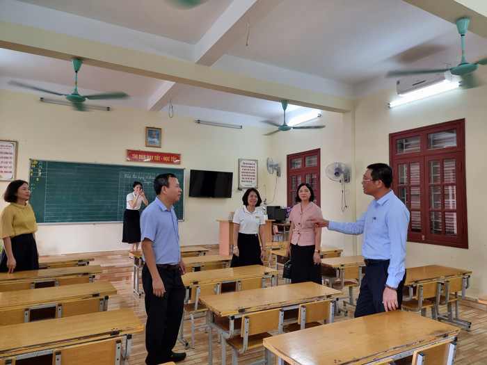 Lãnh đạo Sở Giáo dục và Đào tạo Hải Phòng đi kiểm tra các nhà trường trước thềm khai giảng năm học mới (Ảnh: Lã Tiến)