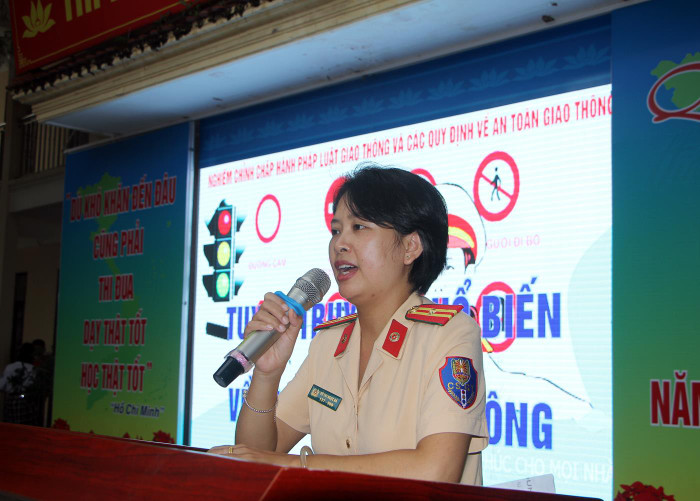 Cán bộ Phòng Cảnh sát giao thông đường bộ, sắt (Công an Hải Phòng) tuyên truyền, phổ biển về an toàn giao thông (Ảnh: Lã Tiến) Cán bộ Phòng Cảnh sát giao thông đường bộ, sắt (Công an Hải Phòng) tuyên truyền, phổ biển về an toàn giao thông (Ảnh: Lã Tiến)