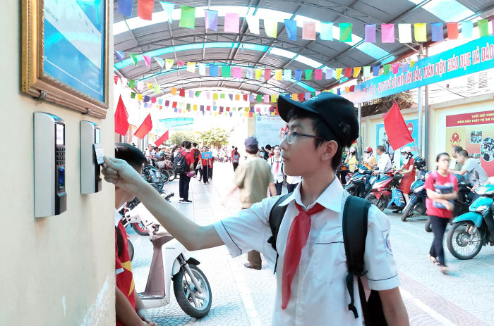 Trước khi ra về, học sinh phải quẹt thẻ từ. (Ảnh: Lã Tiến) Trước khi ra về, học sinh phải quẹt thẻ từ. (Ảnh: Lã Tiến)