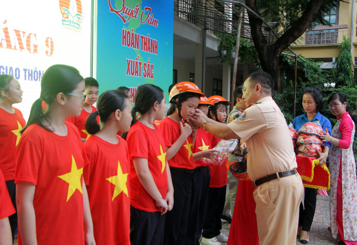 Trung tâm Nhật ngữ Hanani đã trao mũ bảo hiểm tặng cô giáo và học sinh lớp tiếng Nhật của nhà trường (Ảnh: Lã Tiến) Trung tâm Nhật ngữ Hanani đã trao mũ bảo hiểm tặng cô giáo và học sinh lớp tiếng Nhật của nhà trường (Ảnh: Lã Tiến)