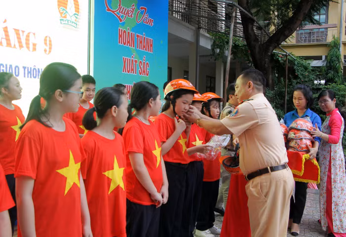 Trung tâm Nhật ngữ Hanani đã trao mũ bảo hiểm tặng cô giáo và học sinh lớp tiếng Nhật của nhà trường (Ảnh: Lã Tiến)