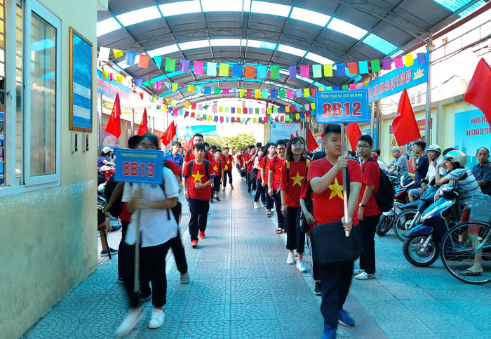 Sau khi tan học, học sinh xếp thàng 2 hàng, đi bộ ra cổng trường. (Ảnh: Lã Tiến) Sau khi tan học, học sinh xếp thàng 2 hàng, đi bộ ra cổng trường. (Ảnh: Lã Tiến)