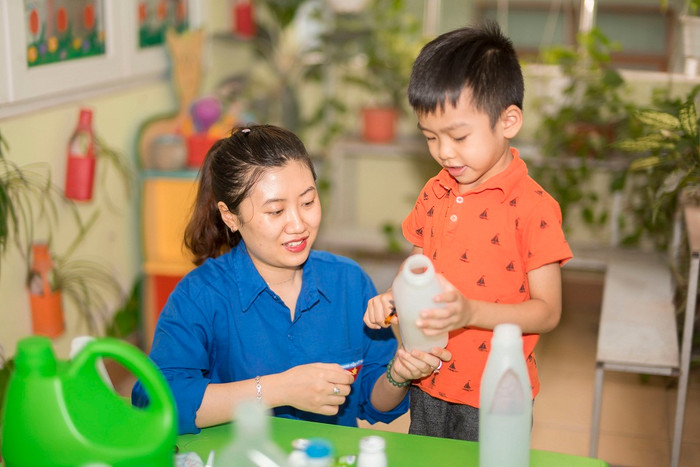 Cô và trò Trường Mầm non Hoa Lan (phường Hồng Hải, thành phố Hạ Long) cùng nhau làm đồ chơi từ vật liệu tái chế (Ảnh: Hằng Ngần) Cô và trò Trường Mầm non Hoa Lan (phường Hồng Hải, thành phố Hạ Long) cùng nhau làm đồ chơi từ vật liệu tái chế (Ảnh: Hằng Ngần)