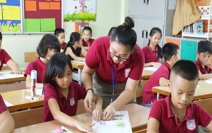 Giáo viên Trường Tiểu học Đoàn Thị Điểm hướng dẫn học sinh bọc vở bằng giấy gói quà (Ảnh: Hằng Ngần) Giáo viên Trường Tiểu học Đoàn Thị Điểm hướng dẫn học sinh bọc vở bằng giấy gói quà (Ảnh: Hằng Ngần)