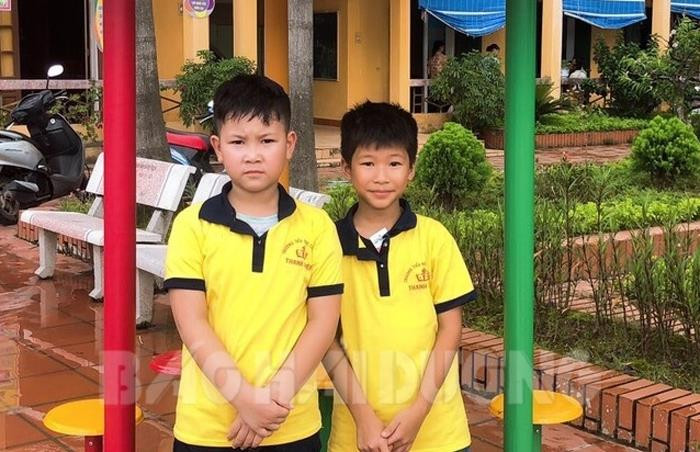 Em Nguyễn Trí Dũng (bên trái) và Vũ Minh Hiếu sẽ được biểu dương về thành tích nhặt được của rơi trả người đánh mất (Ảnh: Báo Hải Dương) Em Nguyễn Trí Dũng (bên trái) và Vũ Minh Hiếu sẽ được biểu dương về thành tích nhặt được của rơi trả người đánh mất (Ảnh: Báo Hải Dương)