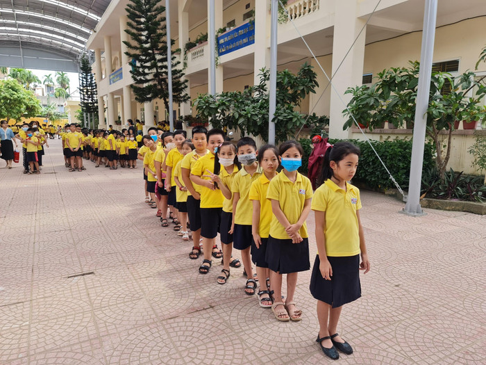 Học sinh Trường Tiểu học An Dương xếp hàng vào nhà ăn (Ảnh: Lã Tiến)