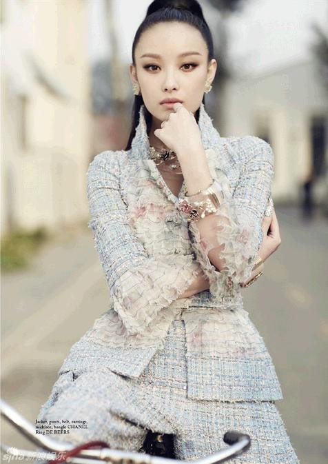 Hiện tại, người tình của nam diễn viên Phùng Thiệu Phong vừa thực hiện xong bộ phim thứ hai trong sự nghiệp điện ảnh của cô với vai nữ chính Quất Sắc trong “Sát Giới” của đạo diễn Chương Gia Thụy bên cạnh nam tài tử Lưu Diệp, Trương Đậu Đậu. Hiện tại, người tình của nam diễn viên Phùng Thiệu Phong vừa thực hiện xong bộ phim thứ hai trong sự nghiệp điện ảnh của cô với vai nữ chính Quất Sắc trong “Sát Giới” của đạo diễn Chương Gia Thụy bên cạnh nam tài tử Lưu Diệp, Trương Đậu Đậu.