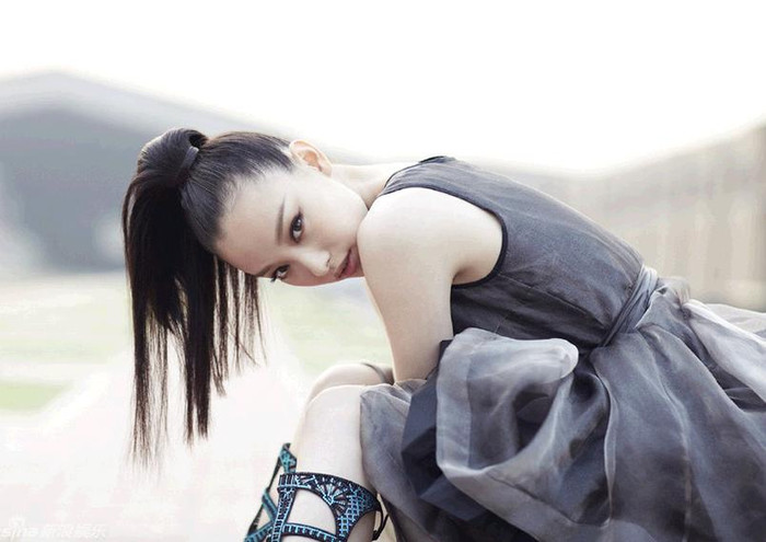 Ngoài lĩnh vực điện ảnh, Nghê Ni cũng nhận được nhiều lời mời từ giới thời trang tạo mẫu khi liên tiếp được các tạp chí về thời trang, làm đẹp mời làm gương mặt trang bìa cũng như thực hiện những bộ ảnh về thời trang theo chủ đề trên tạp chí của họ. Ngoài lĩnh vực điện ảnh, Nghê Ni cũng nhận được nhiều lời mời từ giới thời trang tạo mẫu khi liên tiếp được các tạp chí về thời trang, làm đẹp mời làm gương mặt trang bìa cũng như thực hiện những bộ ảnh về thời trang theo chủ đề trên tạp chí của họ.