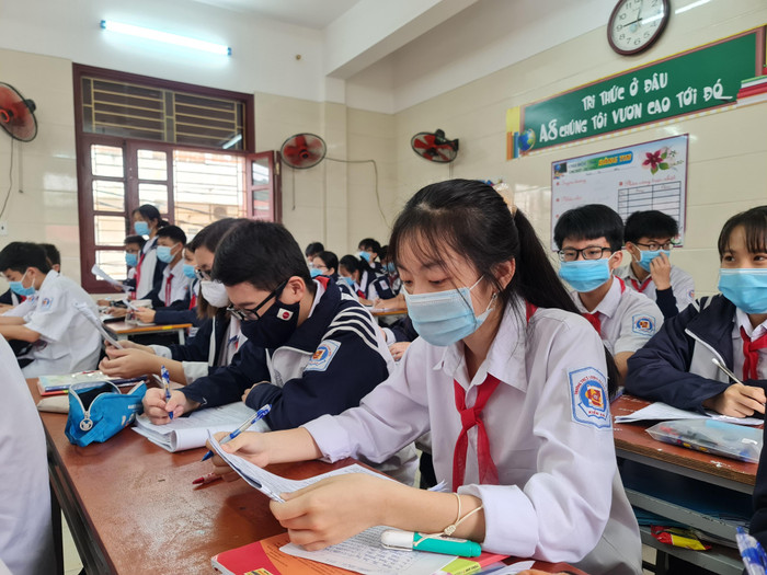 Học sinh đến trường bắt buộc phải đeo khẩu trang để phòng, chống dịch Covid-19 (Ảnh: Lã Tiến)