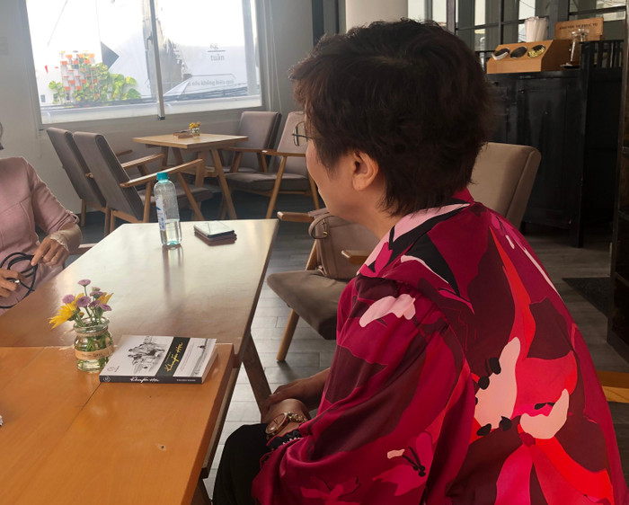 Cô Trần Thị Trung Hiền chia sẻ với phóng viên sau khi nhận quyết định thôi việc (ảnh: L.P) Cô Trần Thị Trung Hiền chia sẻ với phóng viên sau khi nhận quyết định thôi việc (ảnh: L.P)