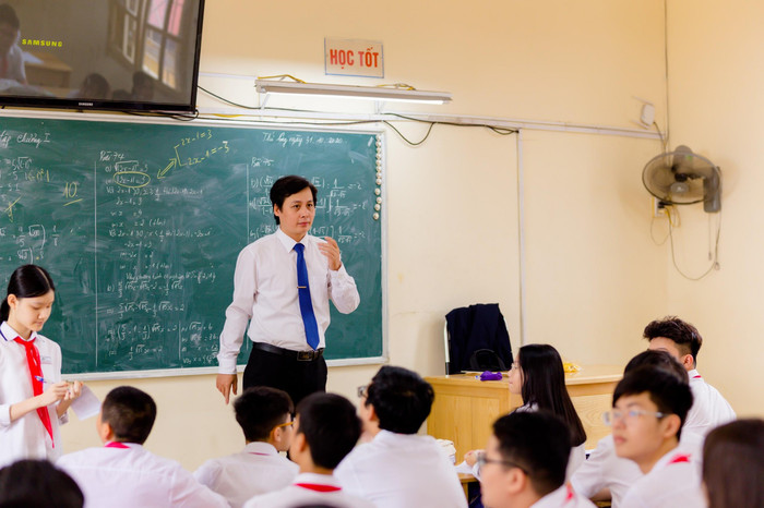 Thầy giáo Vũ Công Minh luôn tìm tòi, đổi mới phương pháp dạy học (Ảnh: Phương Linh) Thầy giáo Vũ Công Minh luôn tìm tòi, đổi mới phương pháp dạy học (Ảnh: Phương Linh)