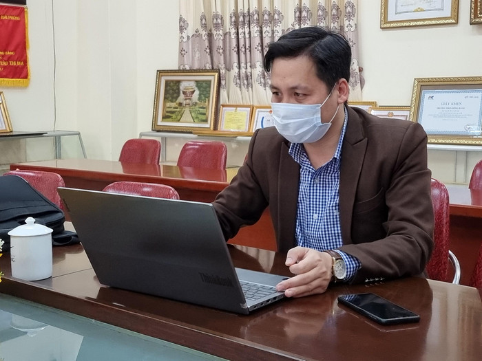 Thầy giáo Vũ Công Minh, giáo viên Trường Trung học cơ sở Hồng Bàng (Hải Phòng) đang dạy học trực tuyến (Ảnh: Phương Linh) Thầy giáo Vũ Công Minh, giáo viên Trường Trung học cơ sở Hồng Bàng (Hải Phòng) đang dạy học trực tuyến (Ảnh: Phương Linh)