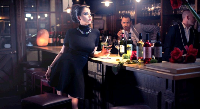 Natali không trưng những đồ ăn lên mình như cách mà cô chị Lady Gaga thường làm khi khoác lên mình cả bộ trang phục bằng thịt sống.