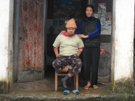 Cô Bùi Thị Thoa bên người em tội nghiệp của mình