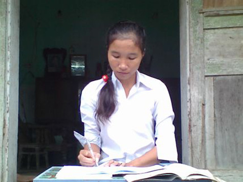 Nhà quá nghèo, Hương đã phải nghỉ học 2 năm để đi dệt vải thuê kiếm tiền trả nợ và dành dụm để tiếp tục ước mơ được đi học trở lại Nhà quá nghèo, Hương đã phải nghỉ học 2 năm để đi dệt vải thuê kiếm tiền trả nợ và dành dụm để tiếp tục ước mơ được đi học trở lại