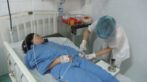 Cô Liên đang được nhân viên BV đa khoa quận Thủ Đức tiêm thuốc vào chiều 15/8 (Ảnh: N.D) Cô Liên đang được nhân viên BV đa khoa quận Thủ Đức tiêm thuốc vào chiều 15/8 (Ảnh: N.D)