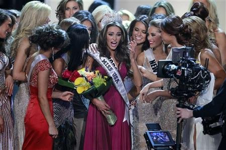 Người đẹp Olivia Culpo năm nay 20 tuổi, đăng quan Hoa hậu Mỹ 2012 sau khi vượt qua 50 thí sinh từ các bang trên đất nước Mỹ, đồng thời đại diện cho Hoa Kỳ tham dự cuộc thi Hoa hậu Hoàn vũ 2012.